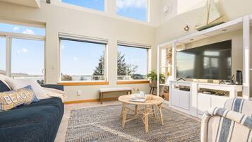 Een televisie, tafelvoetbal en een tafeltennistafel