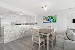 Dining - Spacious family-friendly oceanfront condos w/easy beach access in North Myrtle Beach (North Myrtle Beach)
