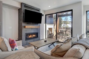 Smart TV, chimenea, videojuegos, Netflix