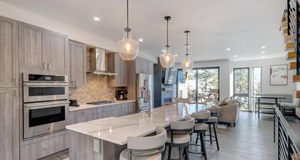 Downtown WP River Front Villa 236 I Private Hot Tub I Views I Game Room I Discounted Attractions