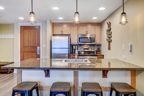 冷蔵庫、電子レンジ、オーブン、コンロ