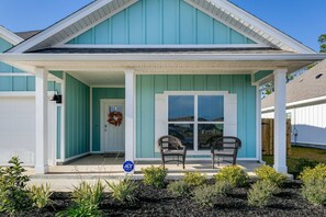 Exterior - Dog Friendly |Fenced |New Build |Screened Patio |Minutes To Beach |King Master |2 Queens |Bunk Room (Gulf Breeze)