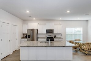 冰箱、微波炉、烤箱、炉灶