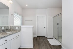 Combined shower/tub, hair dryer, towels, shampoo