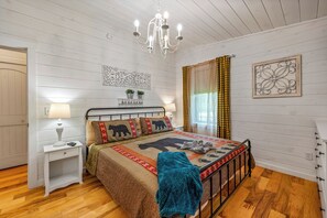 2 bedrooms, iron/ironing board, travel crib, free WiFi