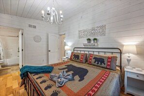 3 bedrooms, iron/ironing board, travel crib, free WiFi - Spacious Cabin - Hot Tub - Fire Pit  -1 Min to Attractions (Pigeon Forge)