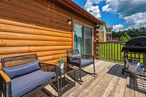 Property grounds - Spacious Cabin - Hot Tub - Fire Pit  -1 Min to Attractions (Pigeon Forge)
