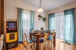 Dining - Spacious Cabin - Hot Tub - Fire Pit  -1 Min to Attractions (Pigeon Forge)