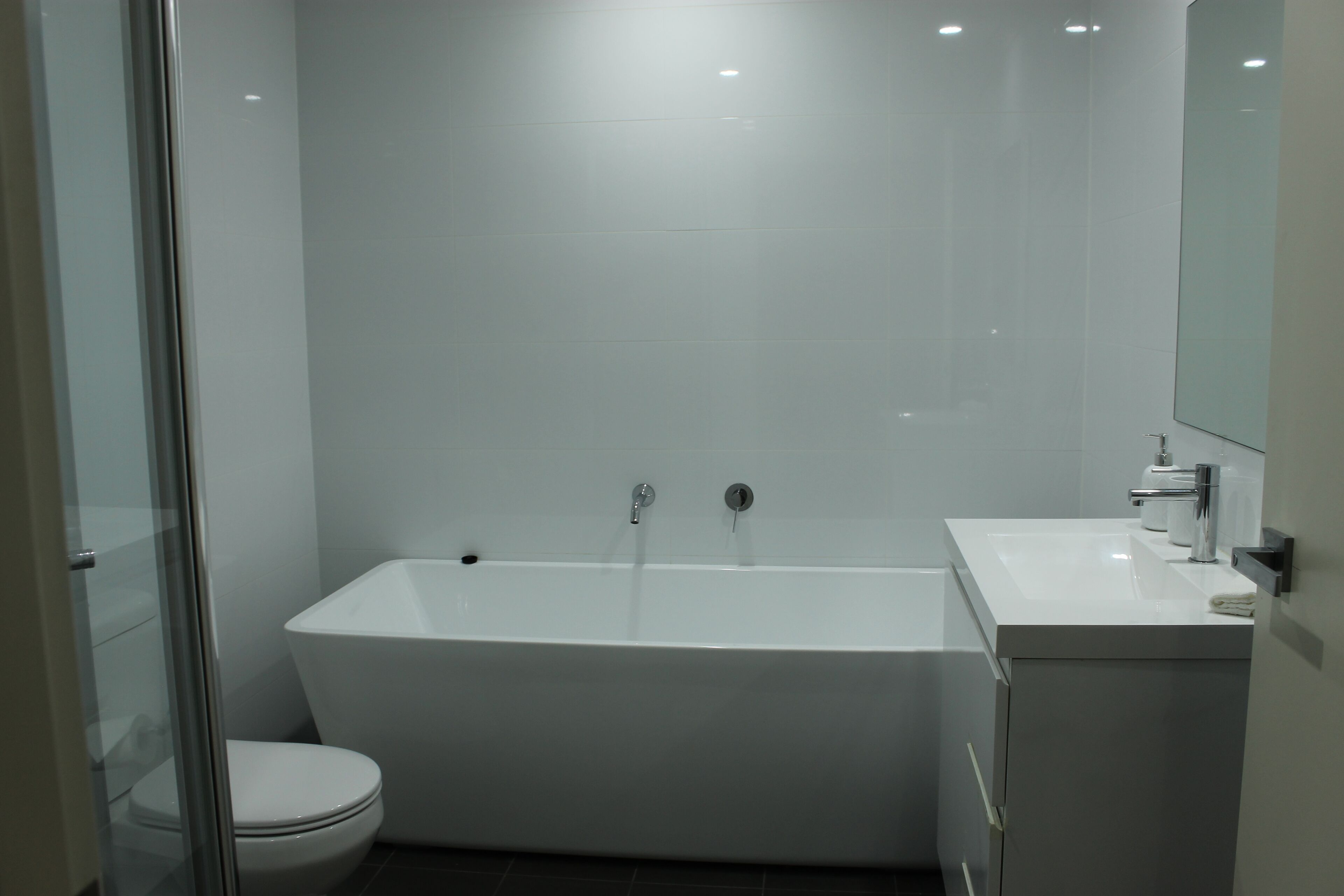 Cozy Modern Home With Free parking — image 10