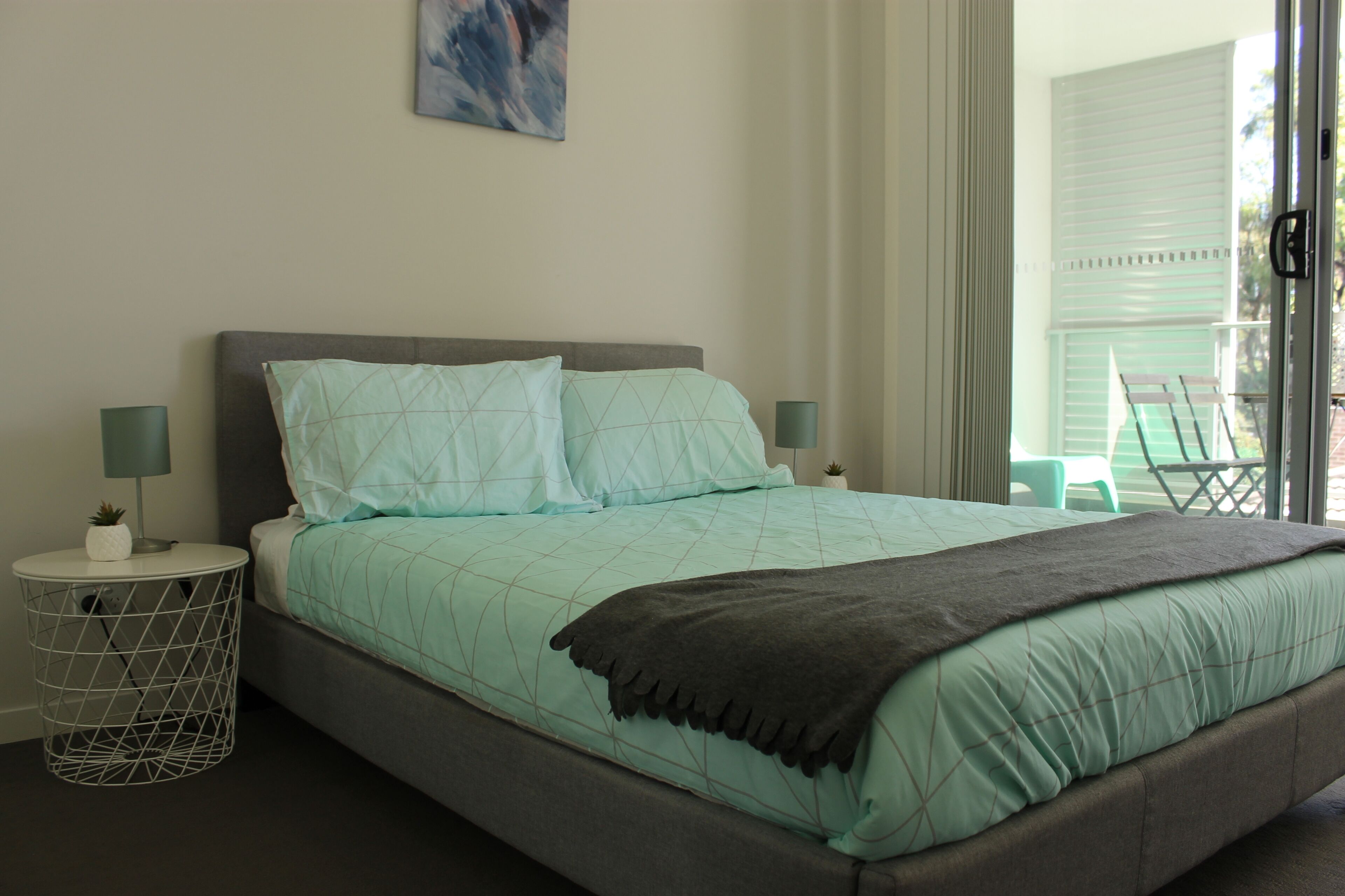 Cozy Modern Home With Free parking — image 16