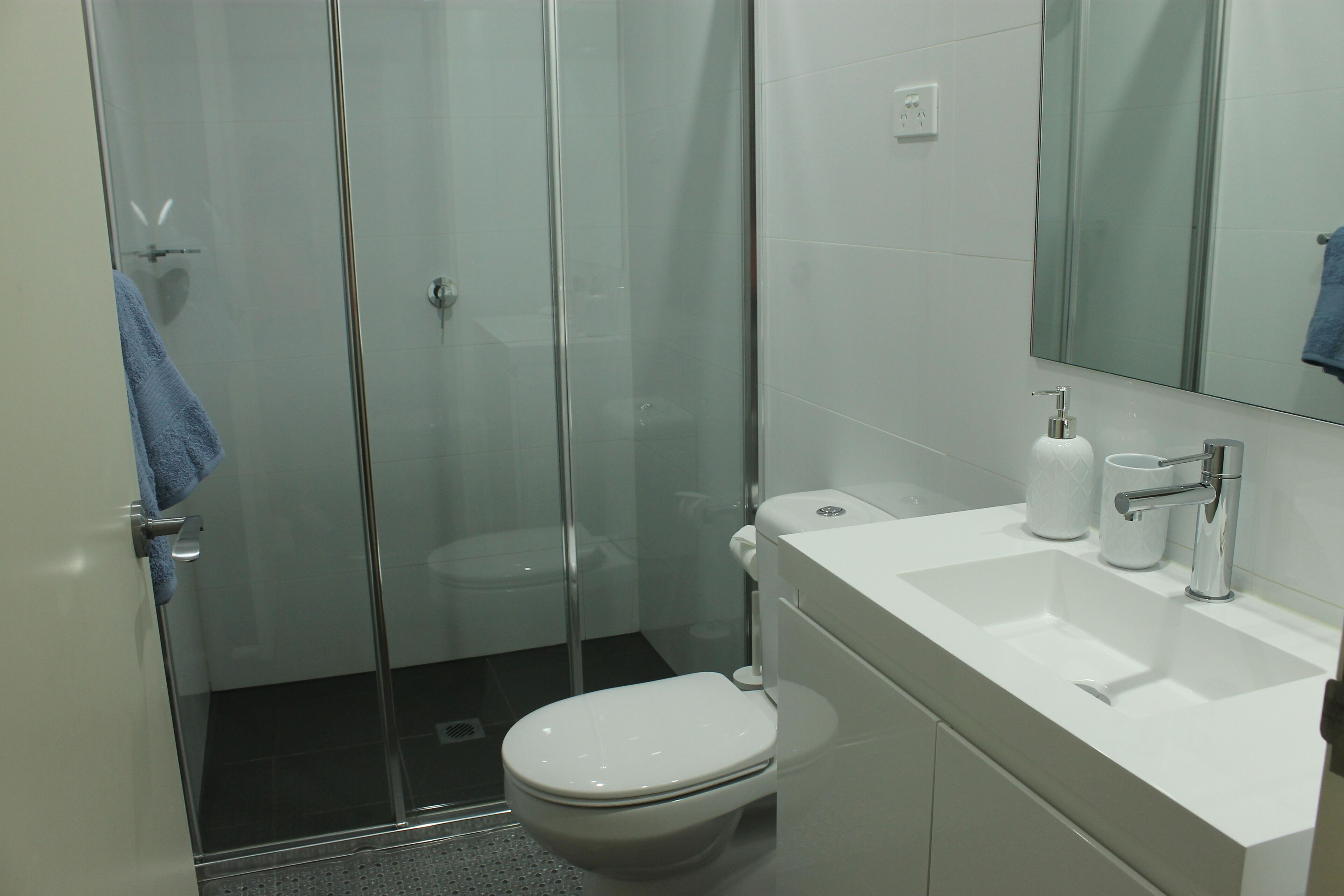 Cozy Modern Home With Free parking — image 19