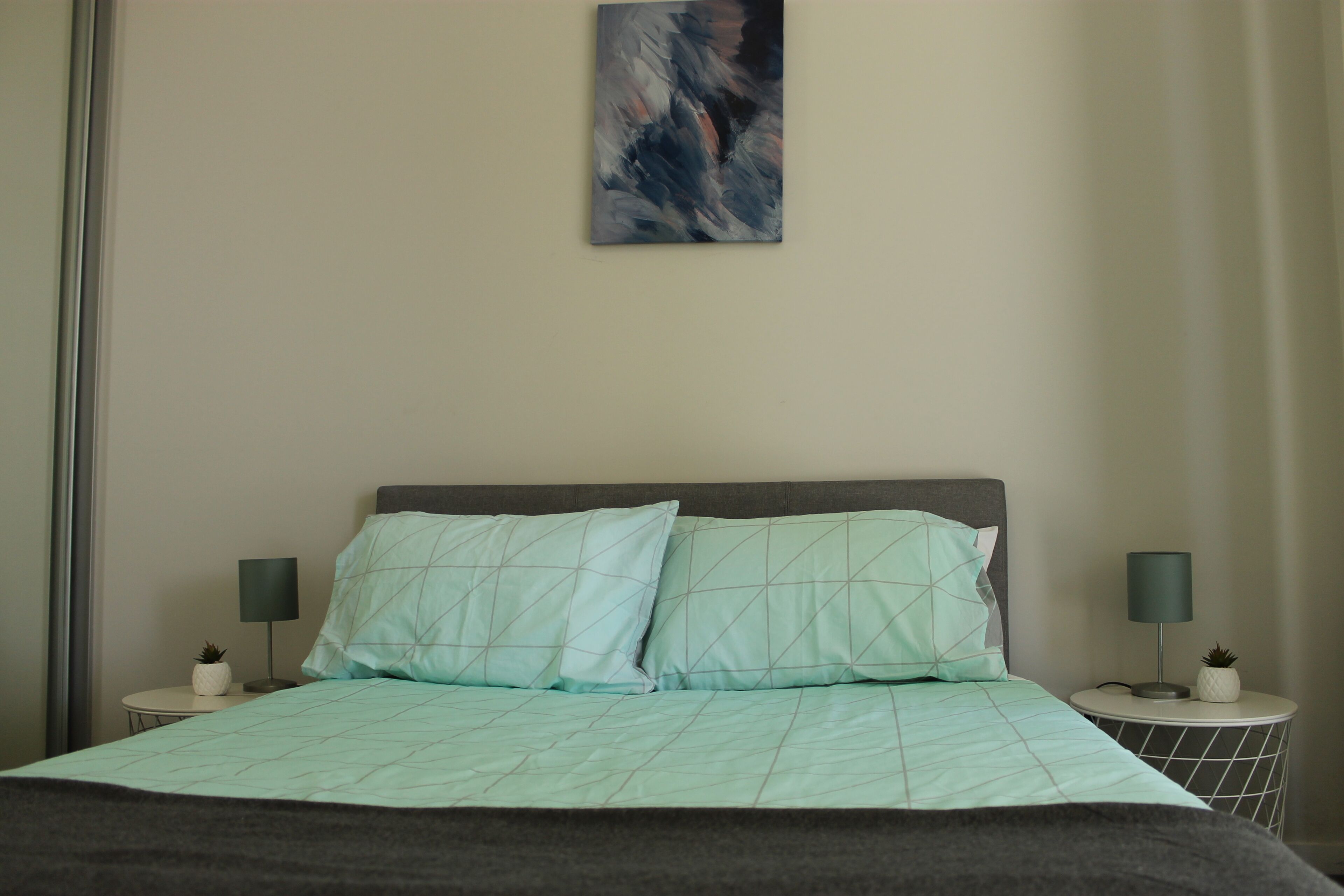 Cozy Modern Home With Free parking — image 18