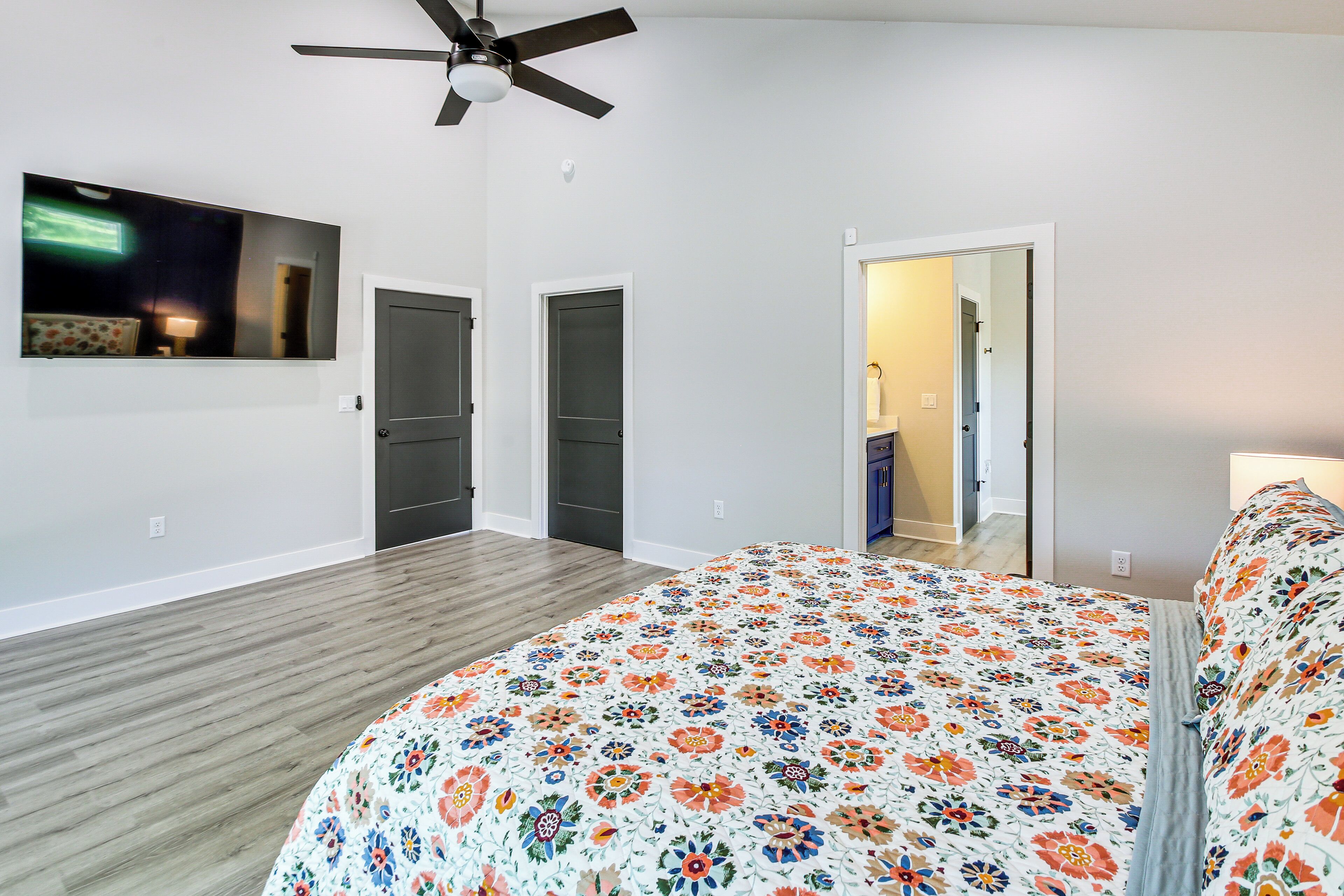 4 bedrooms, iron/ironing board, Internet, bed sheets
