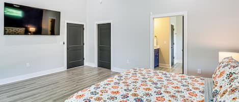 4 bedrooms, iron/ironing board, Internet, bed sheets