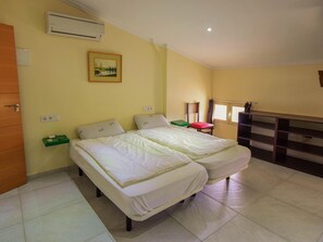 5 bedrooms, internet - Villa with private pool among vineyards (Vire sur Lot)