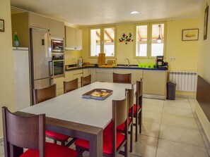 Dining - Villa with private pool among vineyards (Vire sur Lot)