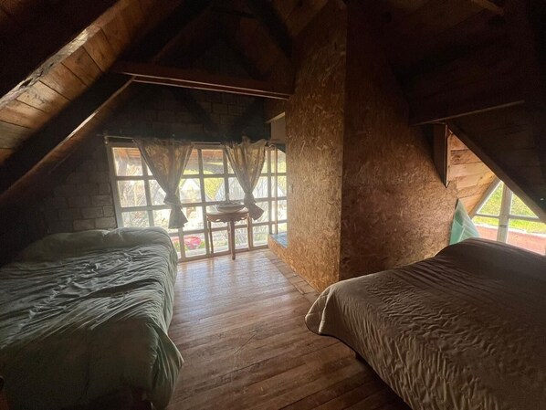 Decoración personalizada, muebles diferentes y ropa de cama 