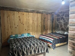 Habitación básica | Decoración personalizada, muebles diferentes y ropa de cama 