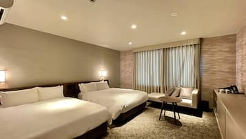 Twin Room for 4 people, Non Smoking | In-room safe, desk, free WiFi, bed sheets