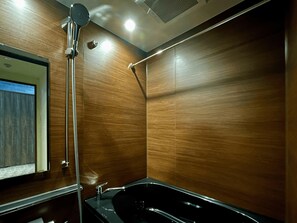 Bañera y ducha independientes y artículos de higiene personal gratuitos