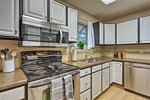 Réfrigérateur, micro-ondes, plaque de cuisson, lave-vaisselle