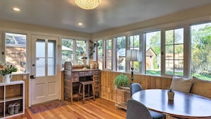 A room with a wooden desk, a dining table, and large windows. - Victorian Gem! Steps to Dine, Shop & Hike (Carbondale)