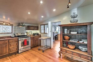 Geladeira, micro-ondas, cooktop, lava-louças