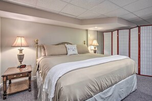 Desk, iron/ironing board, Internet, bed sheets