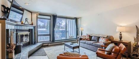 تلفزيون، مدفأة، مكتب