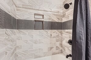 Ensemble baignoire-douche, séchoir à cheveux