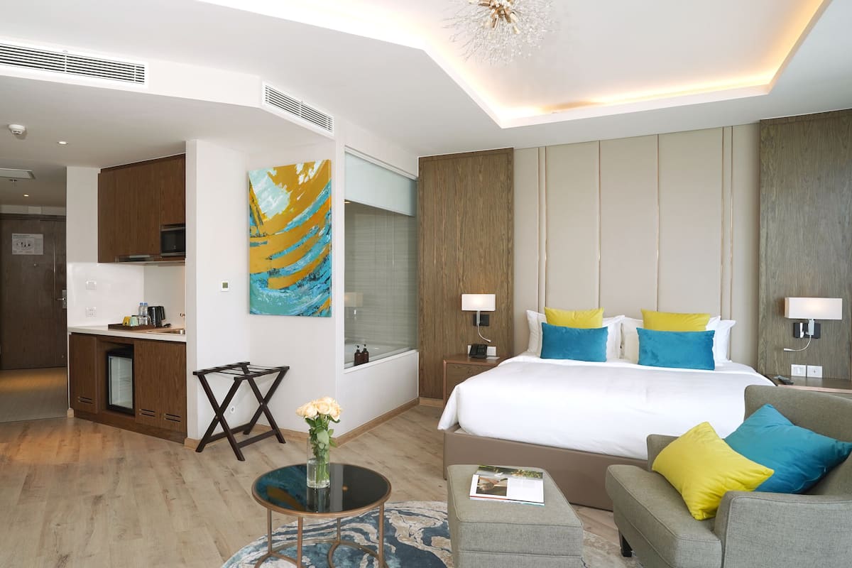 Executive Room, 1 King Bed, Ocean View | 1 bedroom, in-room safe, desk, blackout drapes