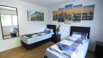 2 Schlafzimmer, Schreibtisch, Bügeleisen/Bügelbrett, WLAN
