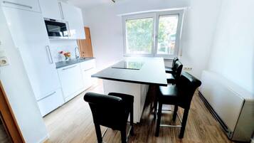 Kühlschrank, Mikrowelle, Herdplatte, Geschirrspüler