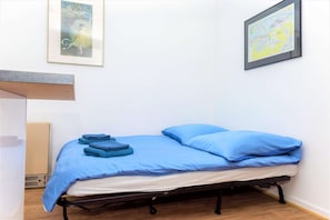 2 bedrooms, desk, iron/ironing board, WiFi