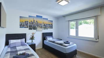 2 bedrooms, desk, iron/ironing board, WiFi
