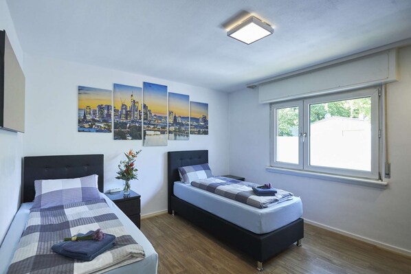 2 bedrooms, desk, iron/ironing board, WiFi