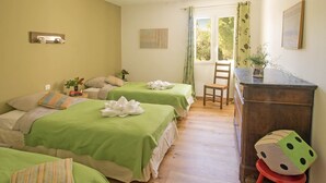 A room with two beds, a desk, and a chair. - Maison des Cyprès (N°3) (Marcorignan)