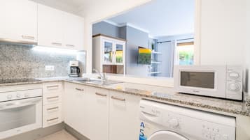 Køleskab, mikrobølgeovn, ovn, kogeplade