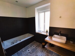 Baignoire, sĂšche-cheveux