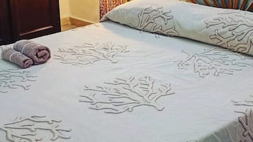1 habitación, tabla de planchar con plancha, wifi gratis y ropa de cama
