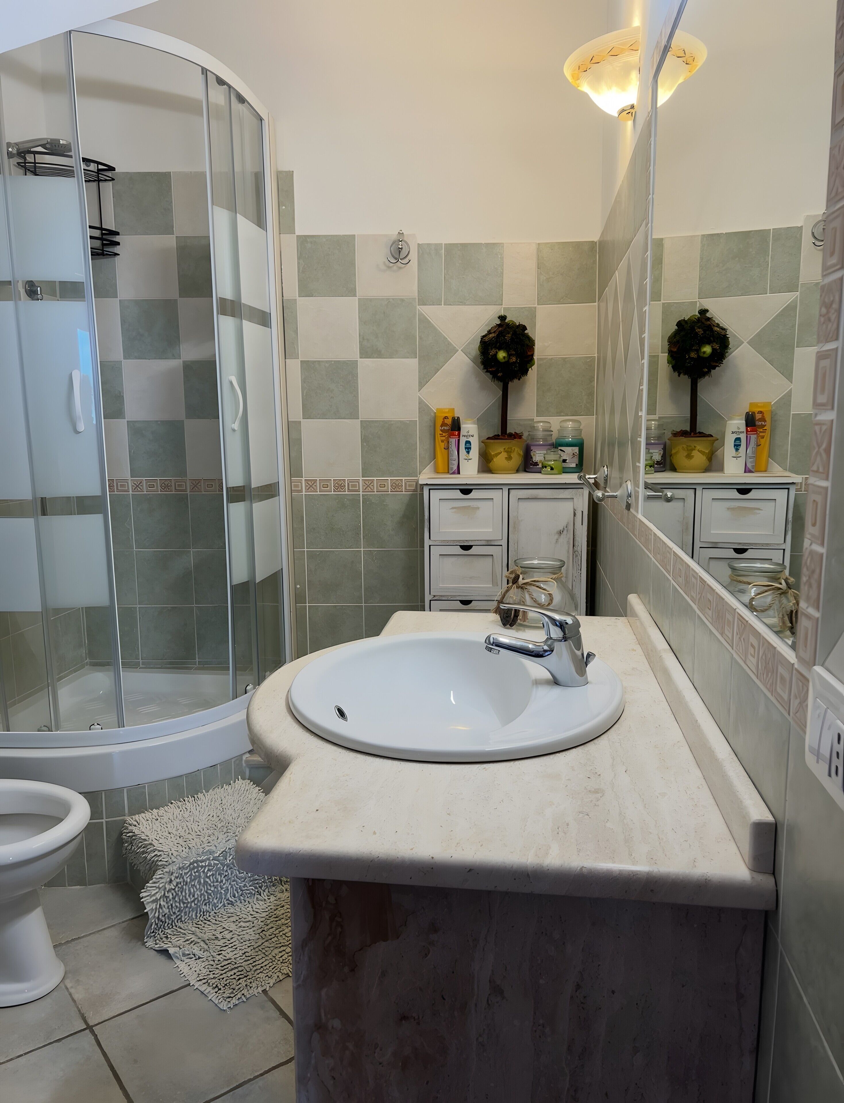 Regadera, amenidades de baño gratuitas, secadora de cabello, toallas 