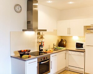 Kühlschrank, Ofen, Geschirrspüler, Wasserkocher mit Kaffee-/Teezubehör