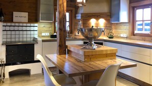 Un interior de madera con una zona de cocina, una mesa de comedor con sillas y un letrero que dice 'MR PORTER'.