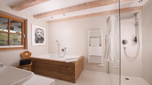 Badewanne, Haartrockner, Handtücher