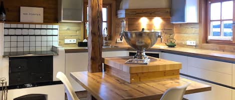 Réfrigérateur, un four, surface de cuisson, lave-vaisselle