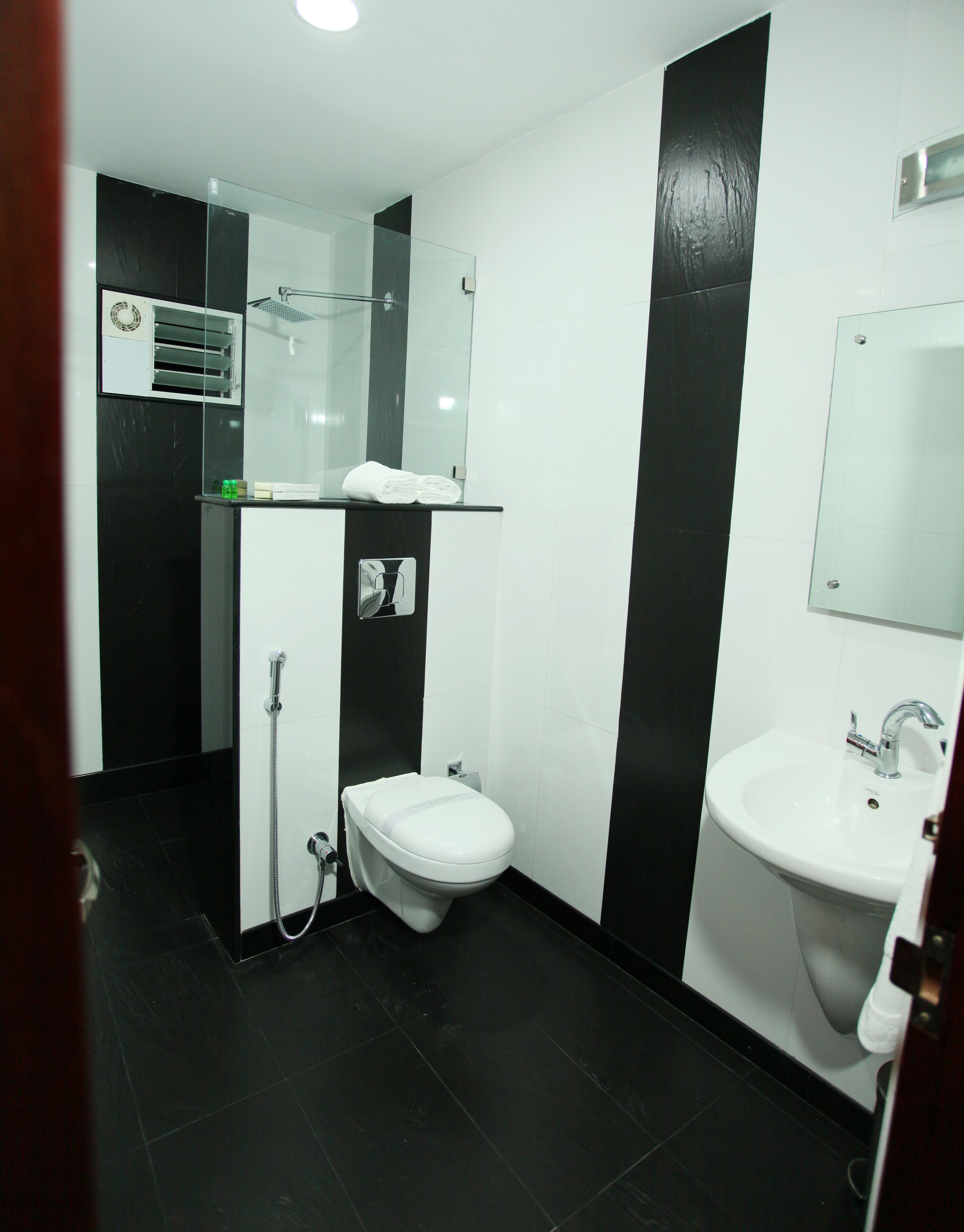 Shower, rainfall showerhead, free toiletries