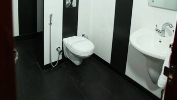 Shower, rainfall showerhead, free toiletries