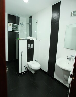 Shower, rainfall showerhead, free toiletries - Kgees Noah Ark (Thodupuzha)