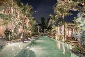 室外游泳池，提供日光浴躺椅