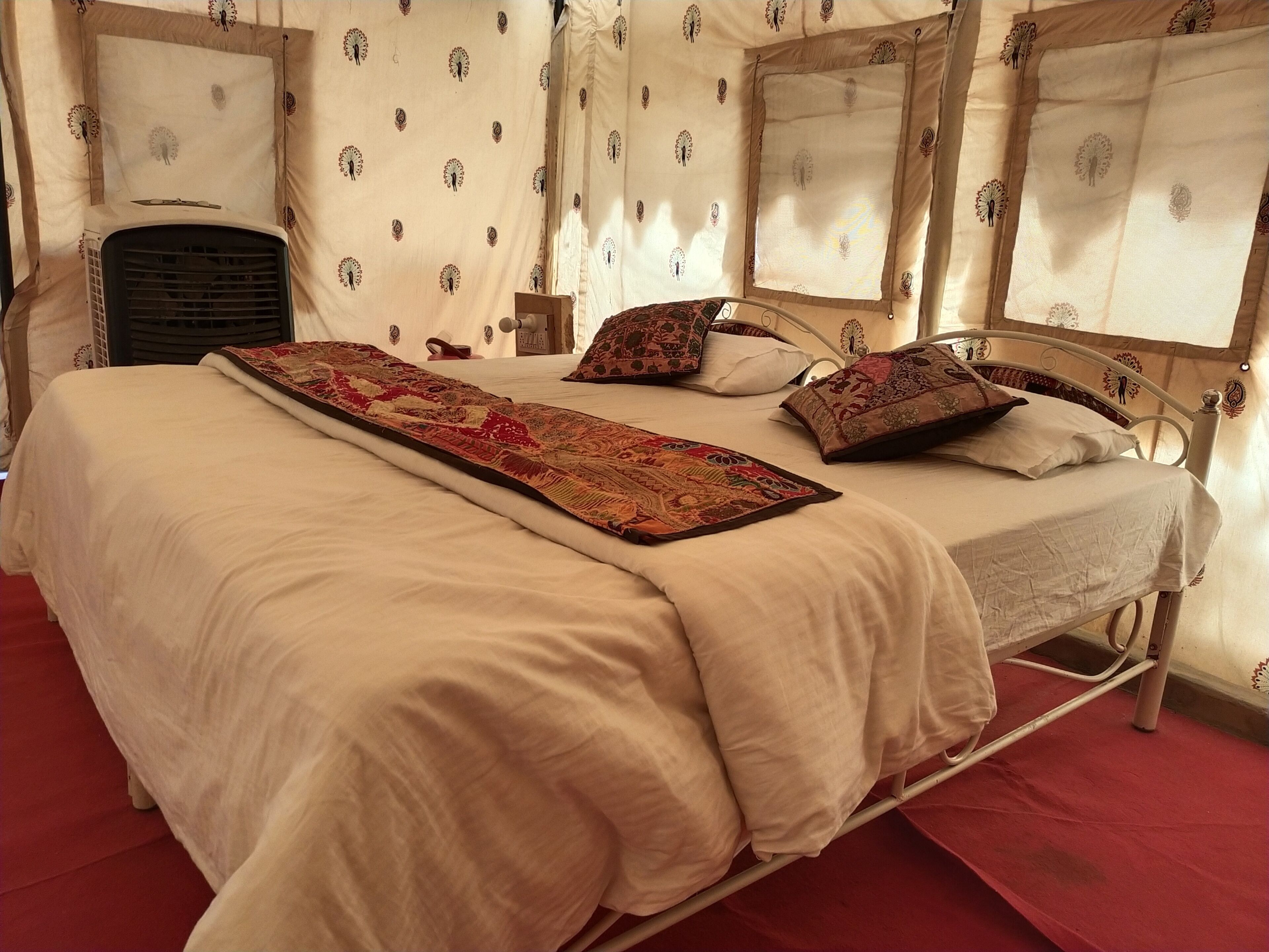 1 habitación, escritorio y ropa de cama 